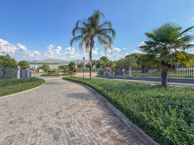 915 m² Land available in Kosmos