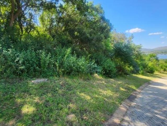 915 m² Land available in Kosmos