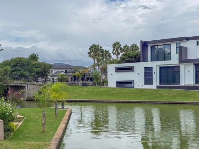 918 m² Land available in The Island Estates