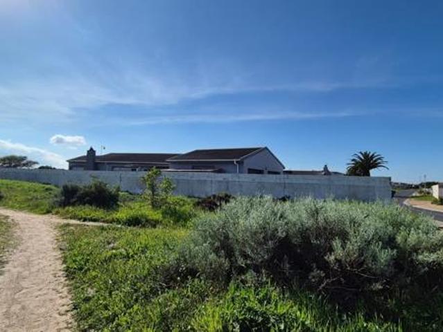 932 m² Land available in Country Club