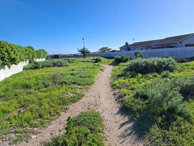932 m² Land available in Country Club