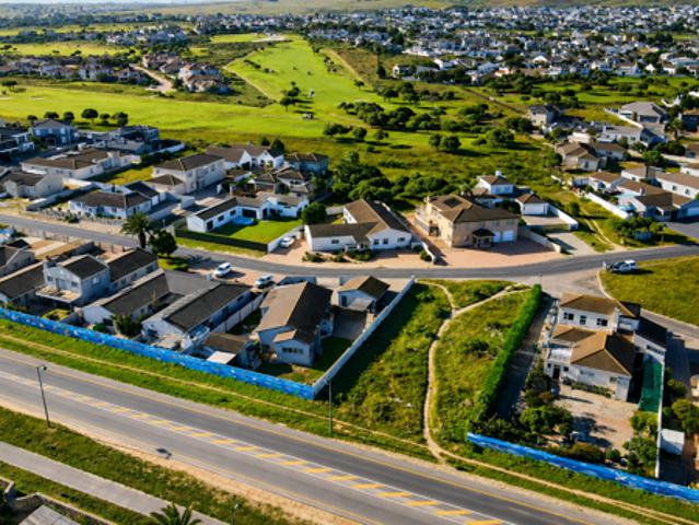 932 m² Land available in Country Club