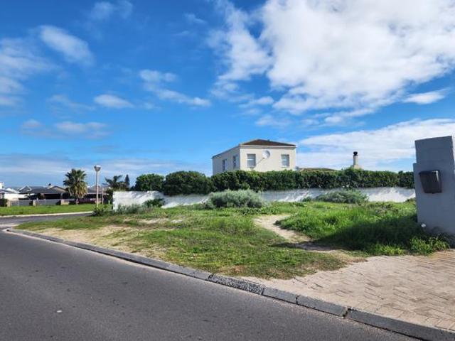 932 m² Land available in Country Club