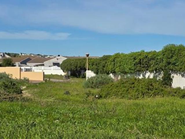 932 m² Land available in Country Club