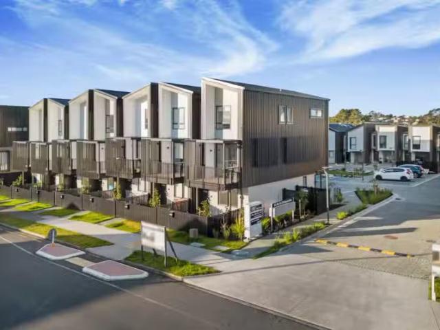 9/32A Westgate Drive, Westgate, Waitakere City