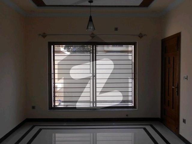933 Square Yards House For sale In Beautiful F 8/3
