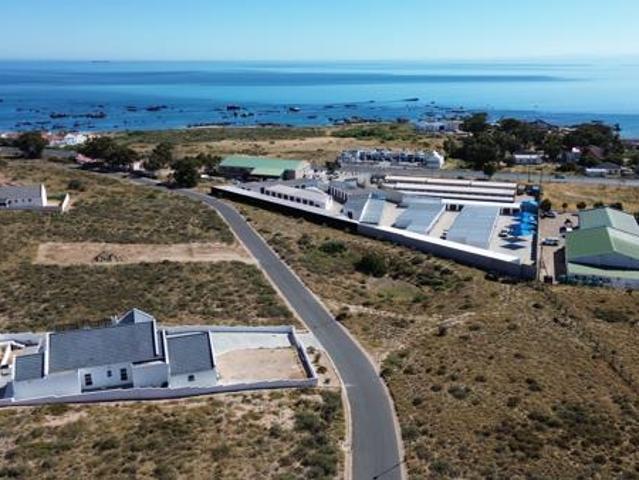 944 m² Land available in Britanica Heights