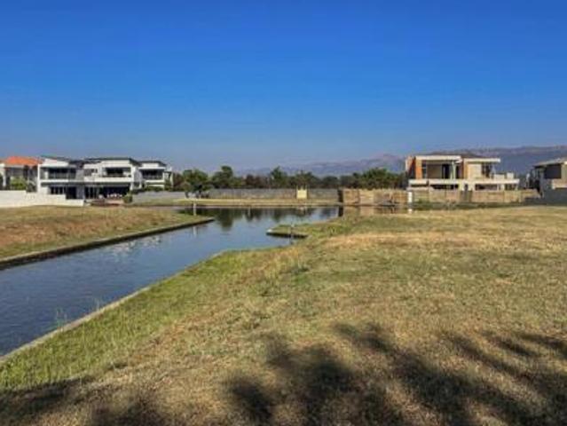 945 m² Land available in The Island Estates
