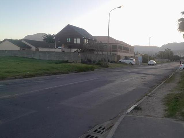 946 m² Land available in Die Bos