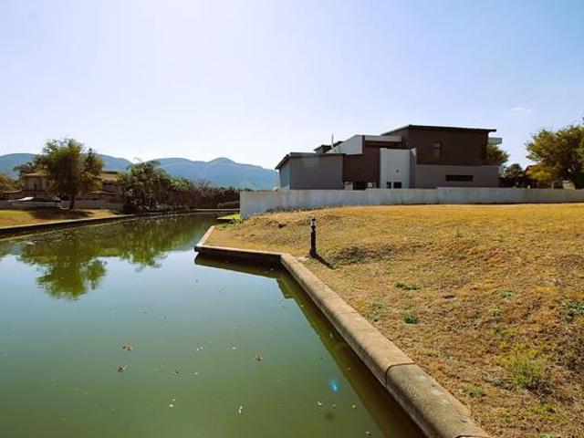 947 m² Land available in The Island Estates