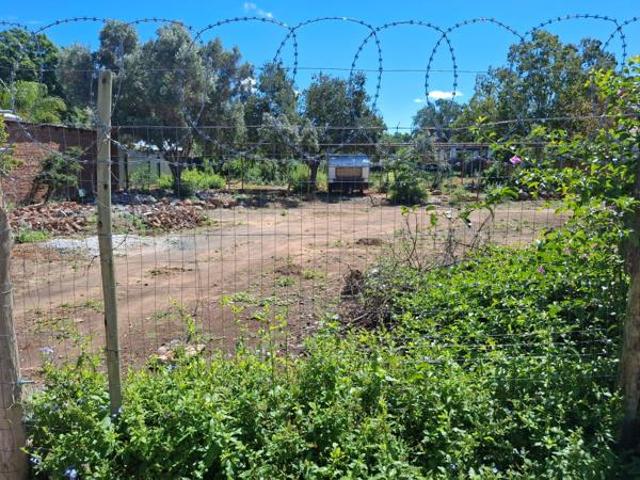955 m² Land available in Graaff Reinet