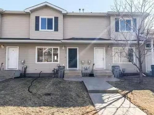 9613 91 Street, Grande Prairie, AB, T8X 1V2 townhouse for sa.