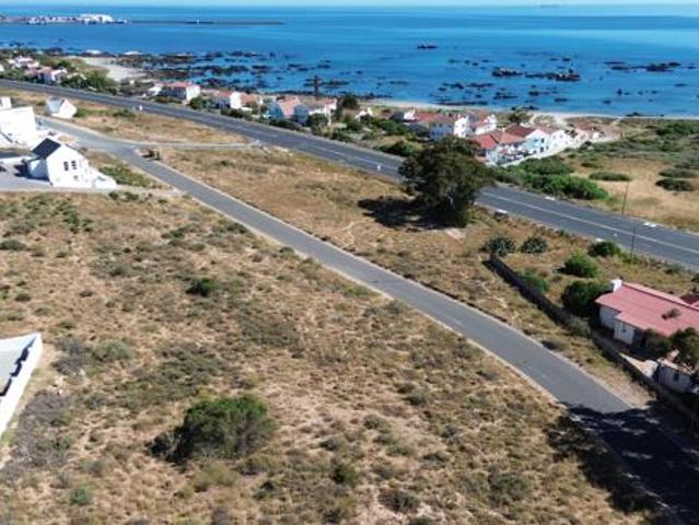 961 m² Land available in Britanica Heights