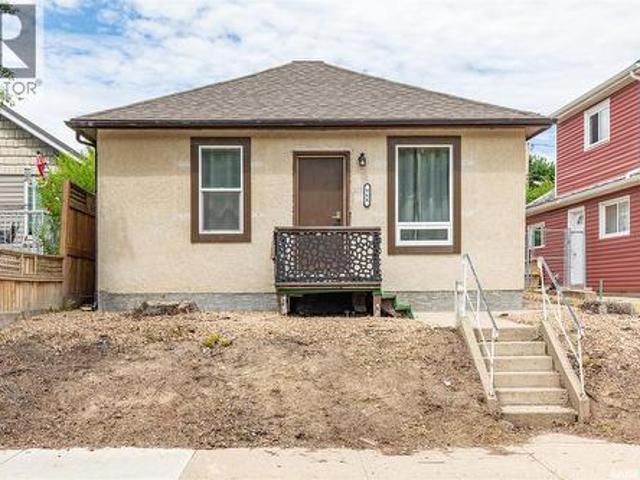 964 Athabasca Street W, Moose Jaw, SK, S6H 2E4 house for sale | Listing ID SK042672 | Royal LePage