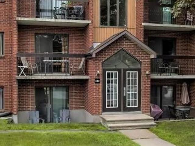 $975.00 4 1/2 niveau terrasse situé près des boul des Laurentides et du boul St Martin O