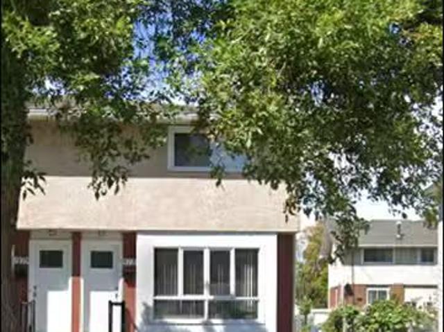 977 Meadowlands 3 Bedroom Home in a GREAT location! 1/2 Dupl.