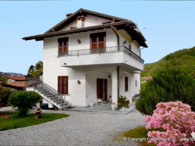 9865 PORZIONE DI VILLA BIFAMILIARE CUVIO