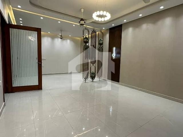 9 marla luxury house for sale in canal road society faisalabad