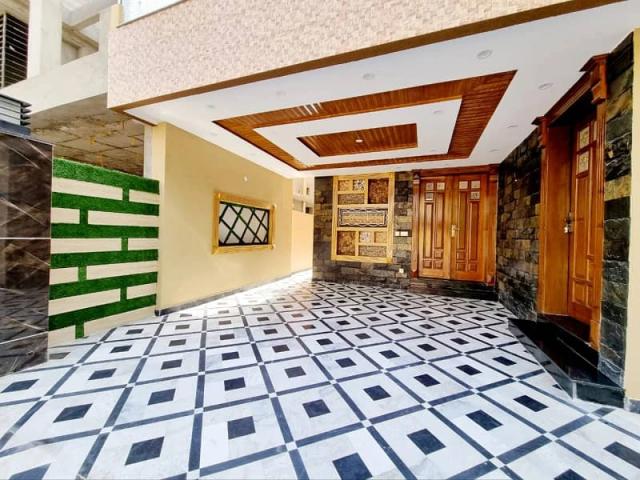 9 Marla lavish first entry house available for Rent very near to schoo Lahore Bahria Town ID 82655