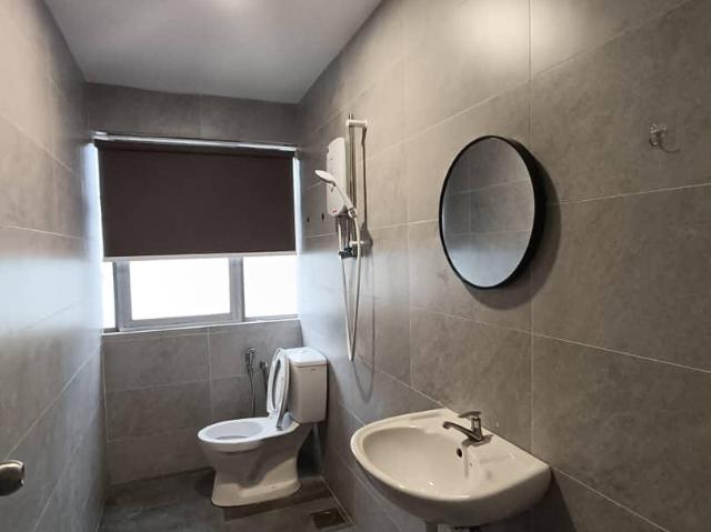 9 MINS WALK TO AEON MALURI @ MASTER ROOM PRIVATE TOILET