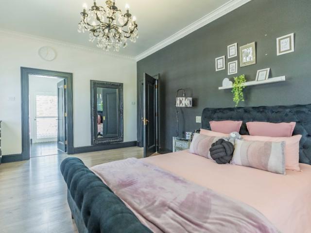 9 Bedroom House For Sale in Cowies Hill