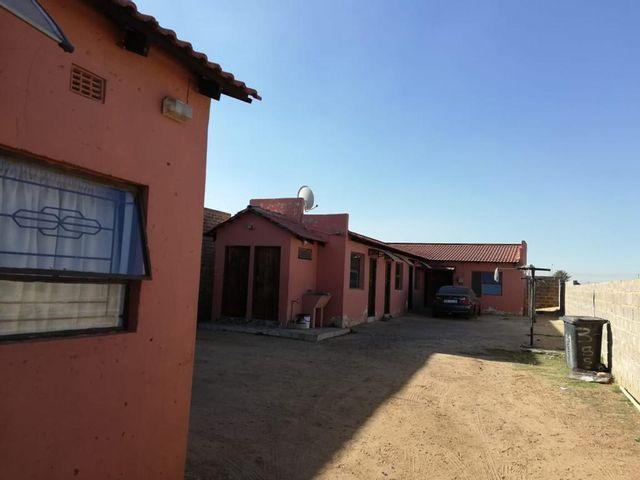 9 Bedroom House For Sale in Lakeside
