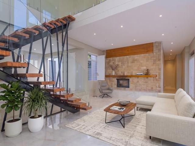 9 Bedroom House in Bishopscourt