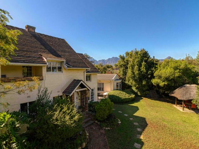 9 Bedroom House in Golden Acre