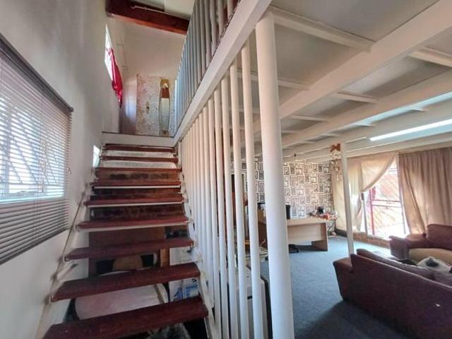 9 Bedroom House in Laudium