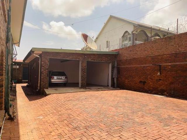 9 Bedroom House in Laudium
