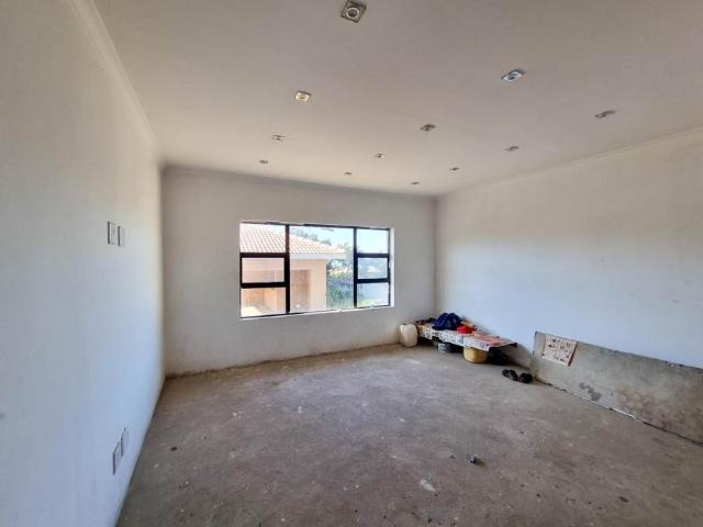 9 Bedroom House in La Mercy
