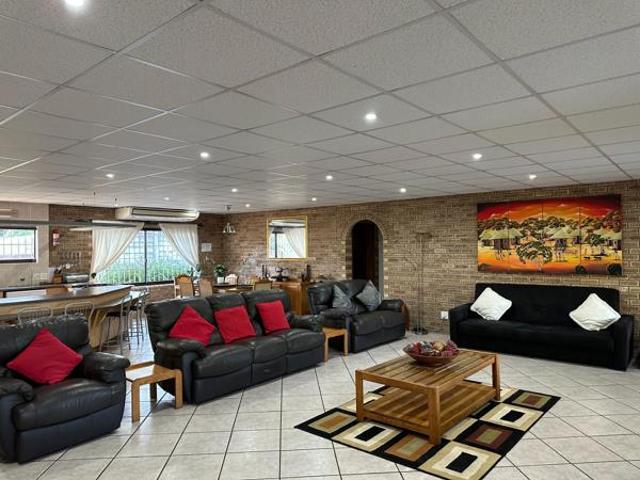 9 Bedroom House in Leisure Bay