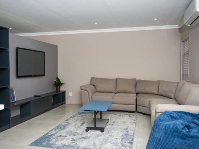 9 Bedroom House in Nahoon Beach