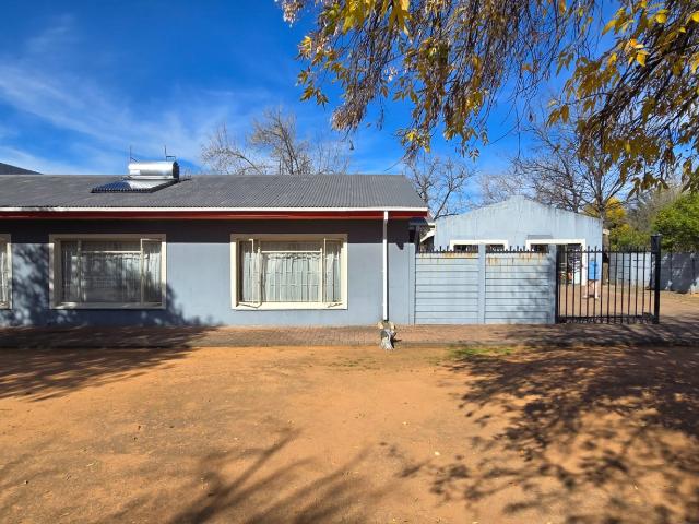 9 Bedroom House in Universitas