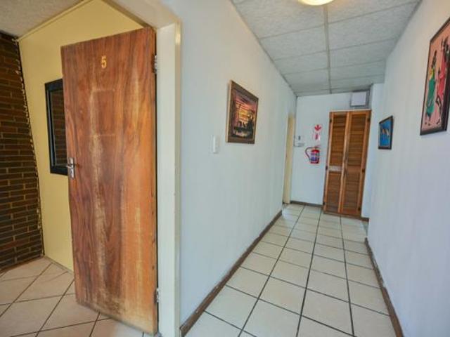 9 Bedroom House in Universitas
