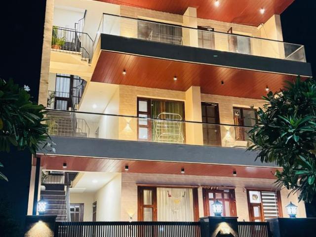 9 BHK Independent House in Sector 105 for resale Sahibzada Ajit Singh Nagar. The reference number is 17731821