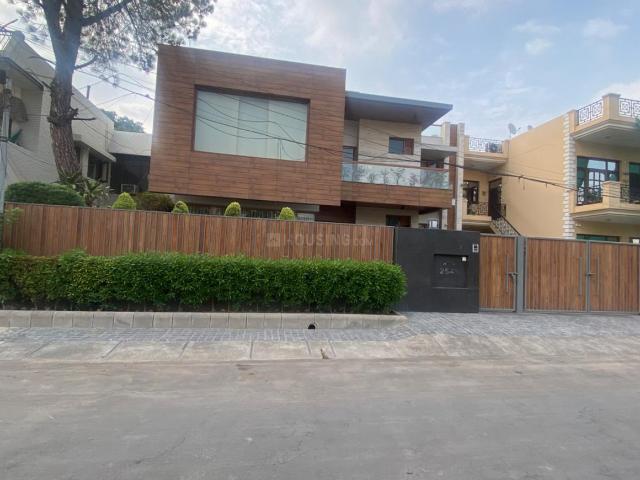 9 BHK Independent House in Sector 35 for resale Chandigarh. The reference number is 14803030
