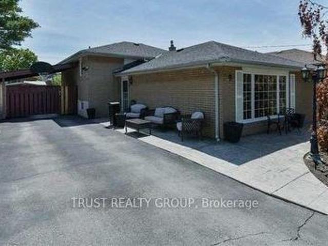 9 Del Ria Drive, Toronto, ON, M6L 1L9 house for sale | Listing ID W13487 | Royal LePage