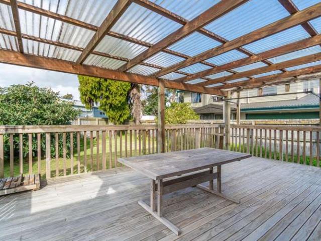 9 Gwendoline Avenue, Te Atatu Peninsula, Waitakere City