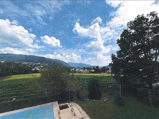 Villa mit Schwimmbad und großem Gelände