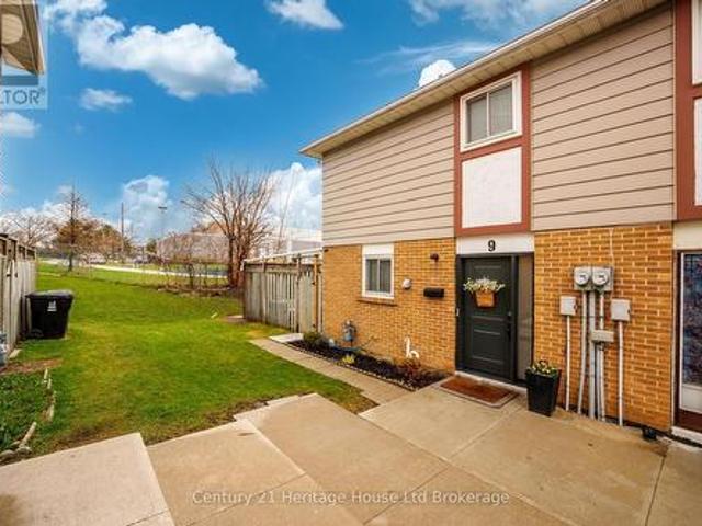 9 San Vito Way, Toronto Glenfield Jane Heights, ON, M3L 2G7 townhouse for sale | Listing ID W13474 | Royal LePage