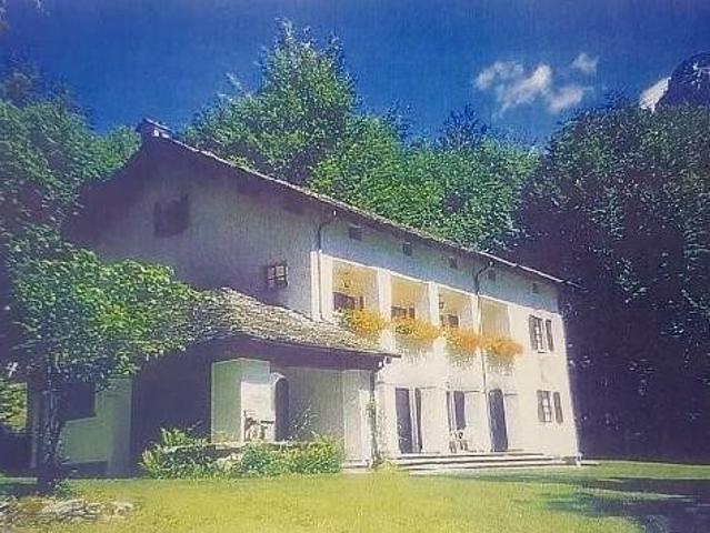 9 1/2 Zimmer Herrschaftssitz mit grossem Umschwung / 9 1/2 Zimmer Villa mit 17 000 m2 Land