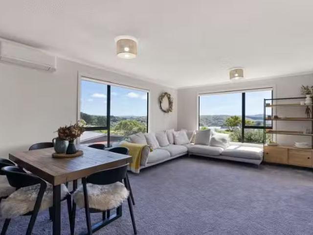9A Colchester Crescent, Newlands, Wellington City