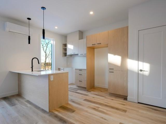 001 90 Rue De L'Hibiscus, Granby, QC, J2H 1T9 lease for lease | Listing ID 13367 | Royal LePage