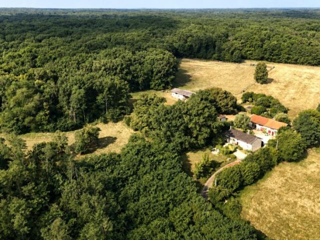 01160 LA TRANCLIÈRE Propriété de 8 Ha 1 ferme d’habitation 1 gîte 1 hangar 1 pièce d’eau