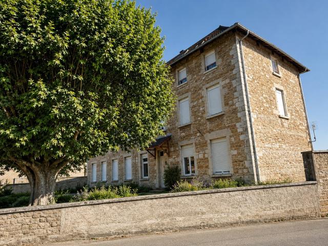 01640 Jujurieux Appartement T4 de 88 m2 avec garage privatif électrifié, stationnement et espace vert