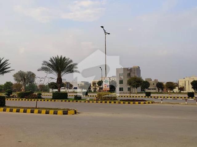 01 Kanal Developed Area Plot B Block Main Boulevard Location 80 feet Road All Dues Paid