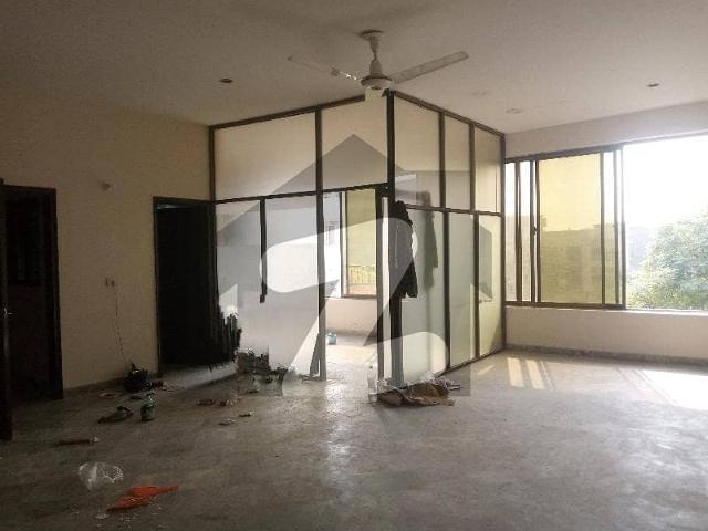 04 marla commercial floor available