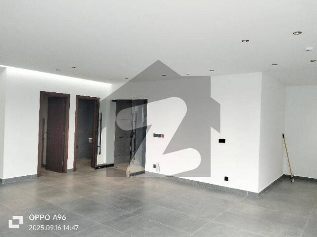 04 marla office 4th floor with elevator excellent location