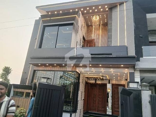 05 Marla Brand New House Super Prime Location